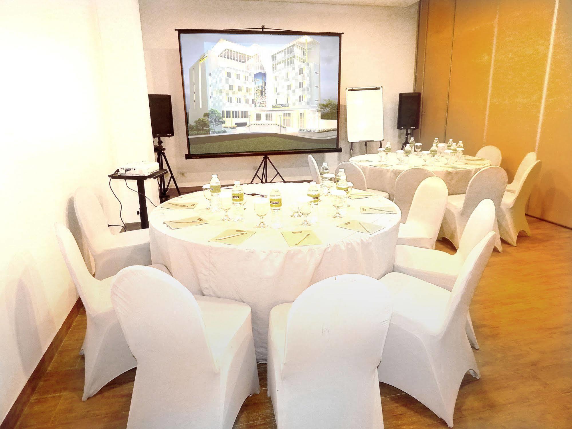Hotel Maxone Signature Glodok Jakarta